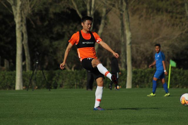 曼联求购20岁左路好手遭拒 或再报价4000万欧元